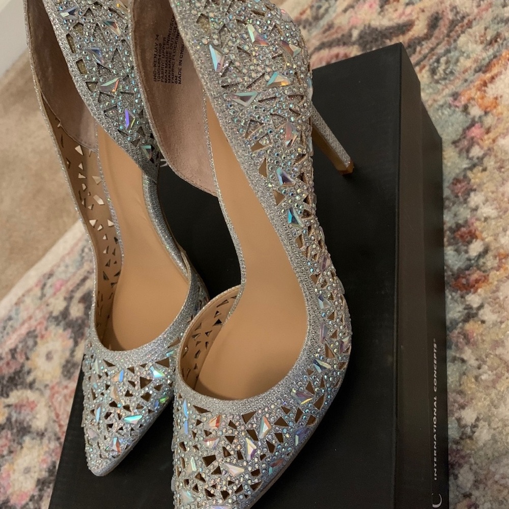 Beautiful bump Jowel shoes. - Picture 2 of 8